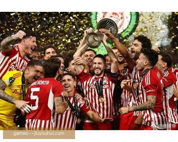 奥林匹亚科斯历史性夺得队史首座欧战奖杯实现梦想与辉煌
